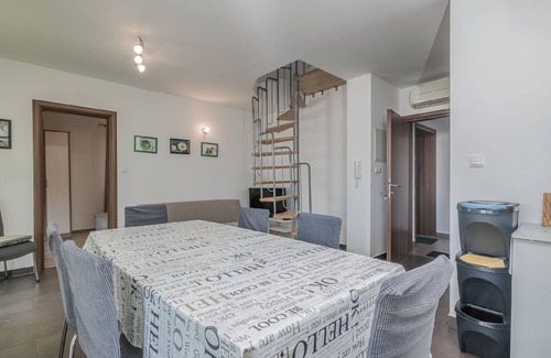 Njivice Apartment | Holiday apartment Njivice for 1 - 6 persons with 3 bedrooms - Holiday apartment