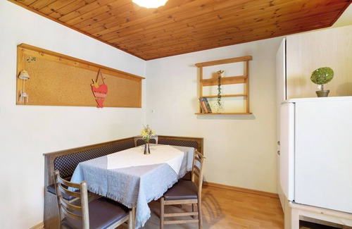 Redagno Apartment | Holiday Apartment "Pischlhof Apt Lärche" with Mountain View, Balcony & Shared Garden