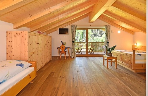 Villnoss Apartment | Holiday Apartment "Planatschhof Panorama" with Mountain View, Balconies & Wi-Fi