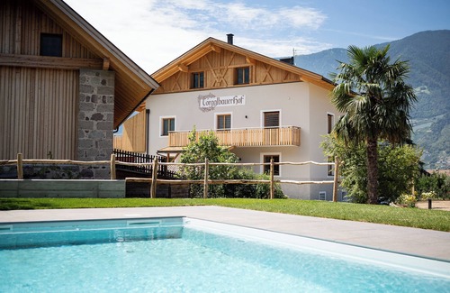 Merano Apartment | Holiday Apartment "Torgglbauer 3" with Mountain View, Pool, Terrace & Wi-Fi