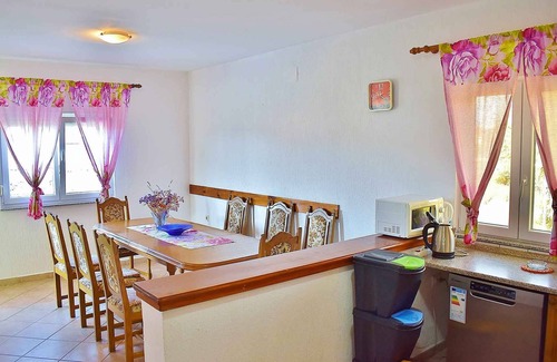 Lopar Apartment | Holiday apartment with 4 bathrooms and balconies for family