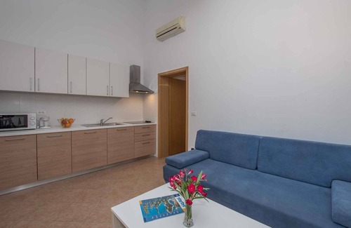 Basanija Apartment | Holiday apartment with balcony and air conditioning