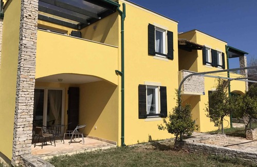 Basanija Apartment | Holiday apartment with balcony and air conditioning