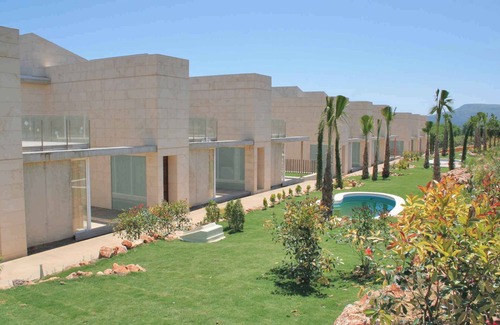 L'Escala Apartment | Holiday apartment with a beautiful garden and several small pools