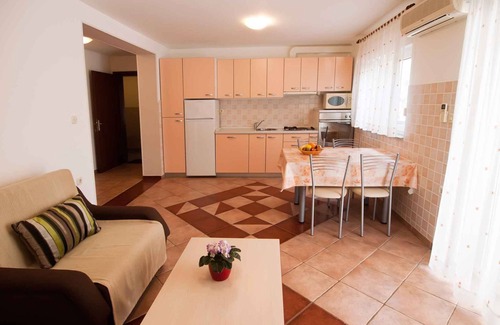 Vinkuran Apartment | Holiday apartment with air conditioning and terrace
