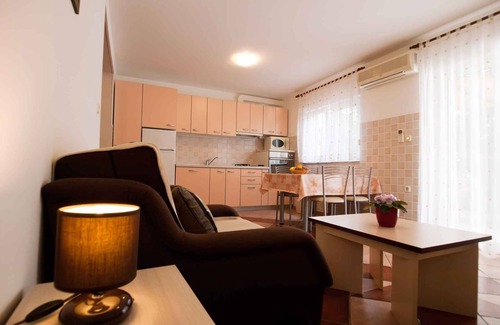 Vinkuran Apartment | Holiday apartment with air conditioning and terrace