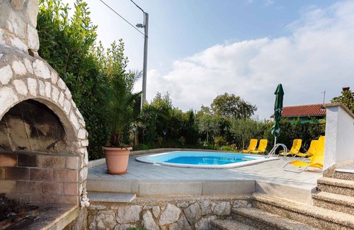 Salatic Apartment | Holiday apartment with pool