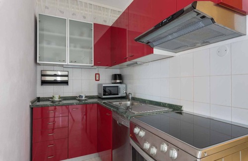 Ravni Apartment | Holiday apartment with sea view and barbecue facilities