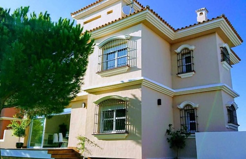 Campano House | Holiday Home Villa Loma Beach with Pool, Garden & Wi-Fi