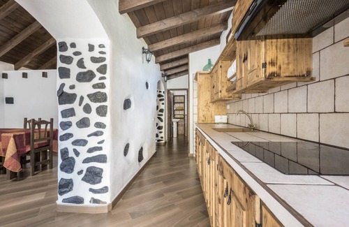 La Vera House | Holiday Home "Casa Los Mansino" with Sea View, Wi-Fi, Garden & Pool