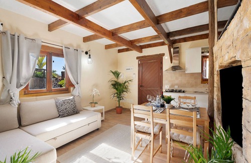 El Roque House | Holiday Home 'Villa La Casita' with Mountain View, Private Garden and Wi-Fi