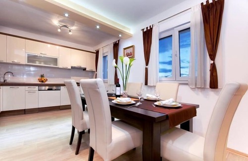 Istok House | Holiday flat "Natasha" with pool