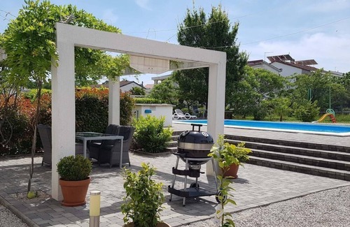 Vantacici Apartment | Holiday flat with a view of the water