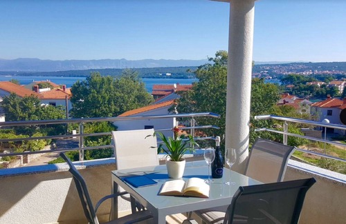 Vantacici Apartment | Holiday flat with a view of the water