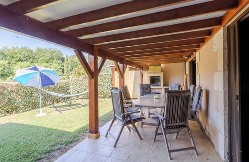 Castelnaud-la-Chapelle House | Holiday Home 'Liz' with Shared Pool, Wi-Fi and Air Conditioning