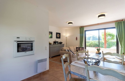 Castelnaud-la-Chapelle House | Holiday Home 'Maison Iris' with Shared Pool, Wi-Fi and Air Conditioning