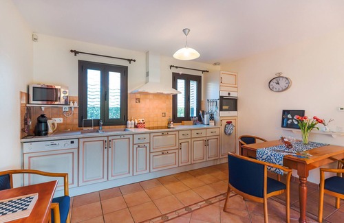 Castelnaud-la-Chapelle House | Holiday Home 'Hyacinthe' with Shared Pool, Wi-Fi and Air Conditioning