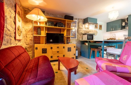 Saint-Barthelemy-Grozon House | Holiday Home 'La Treille' with Mountain View and Wi-Fi