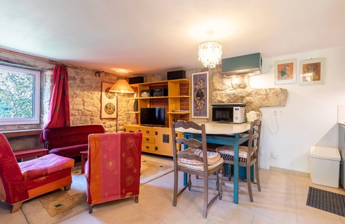 Saint-Barthelemy-Grozon House | Holiday Home 'La Treille' with Mountain View and Wi-Fi