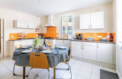 Saint-Hilaire-de-Voust House | Holiday Home 'Logement 3ch 8 Personnes' with Private Terrace, Private Garden and Wi-Fi