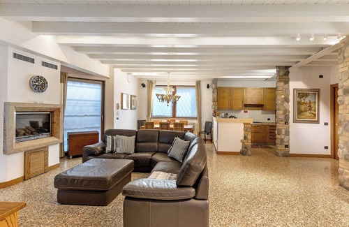 Colà Di Lazise House | Holiday Home 'Villa Garda Lake' with Private Garden, Wi-Fi and Air Conditioning