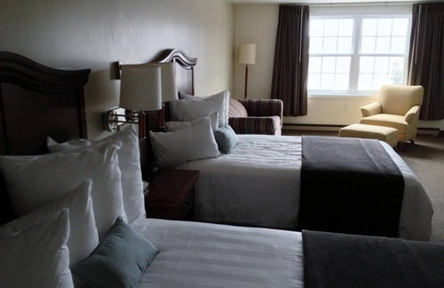 Dennis Port Hotel | Holiday Hill Inn & Suites