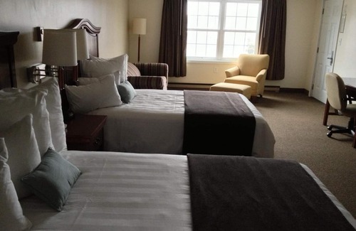 Dennis Port Hotel | Holiday Hill Inn & Suites