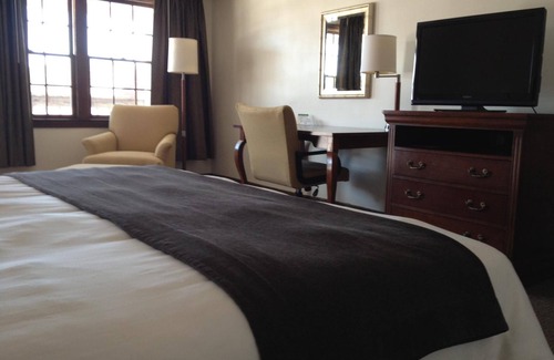 Dennis Port Hotel | Holiday Hill Inn & Suites