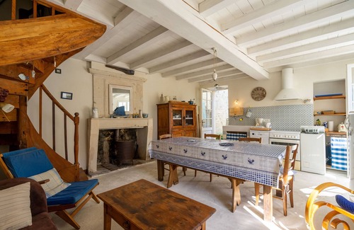 Mortagne-sur-Gironde House | Holiday Home 'Isatis' with Private Terrace