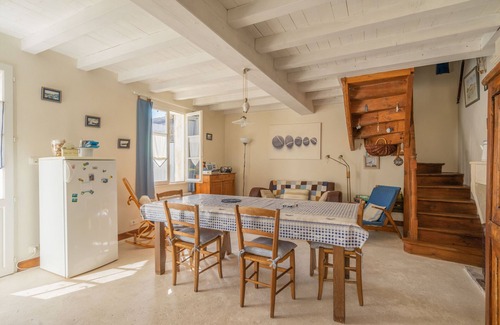 Mortagne-sur-Gironde House | Holiday Home 'Isatis' with Private Terrace
