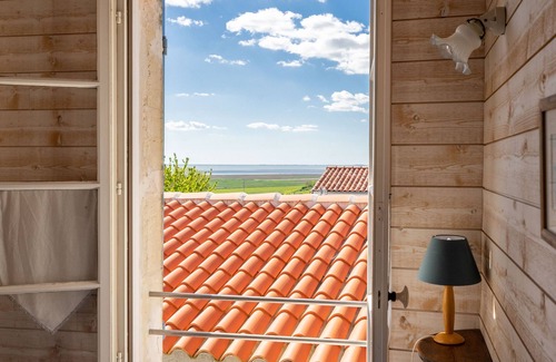 Mortagne-sur-Gironde House | Holiday Home 'Isatis' with Private Terrace