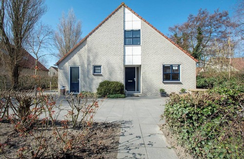Julianadorp aan zee Villa | Holiday Home by Beach in Ooghduyne
