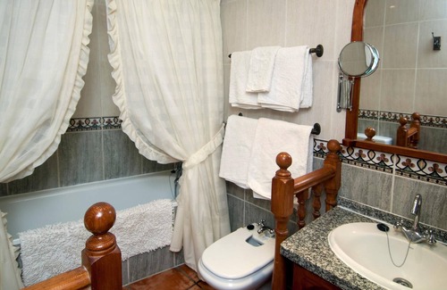 El Rincon House | Holiday Home Hibiscus Cottage with Balcony, Shared Pool and Wi-Fi