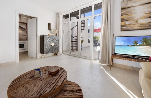 Puerto Calero House | Holiday home at the harbour of Puerto Calero with roof terrace, garden and pool