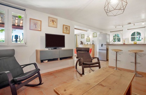 Le Val House | Holiday Home 'Au Écuries Du Mas Di Gau' with Shared Pool, Wi-Fi and Air Conditioning