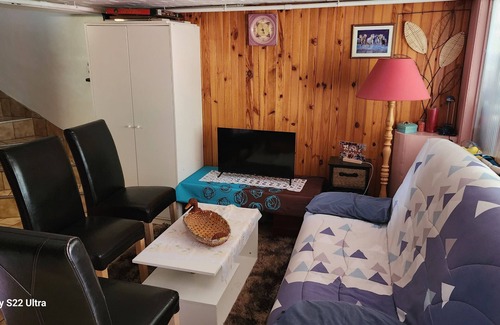 Mons-en-Baroeul Apartment | Holiday Home 'Beautiful Basement with Terrace' with Shared Garden and Wi-Fi