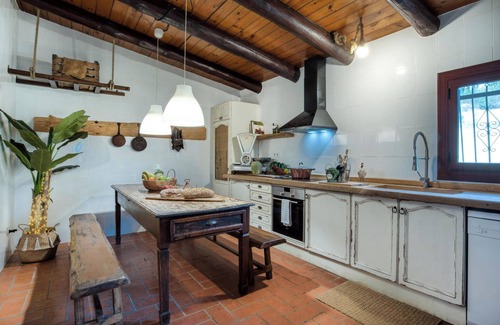 Vidreres House | Holiday Home Can pauet with Pool, Garden & Wi-Fi