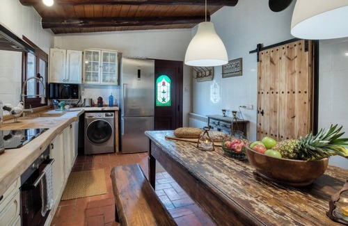 Vidreres House | Holiday Home Can pauet with Pool, Garden & Wi-Fi