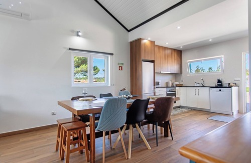 Marinha Grande House | Holiday Home 'Casa Do Canudo' with Private Pool, Private Terrace and Wi-Fi
