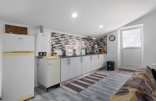 Alenquer House | Holiday Home 'Casa Do Pateo' with Mountain View, Shared Pool and Wi-Fi