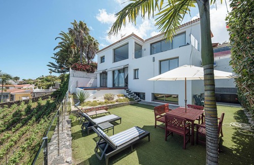 Las Cuevas House | Holiday Home ‘Casa Santa Úrsula’ with Sea View, Pool, Wi-Fi & Garden