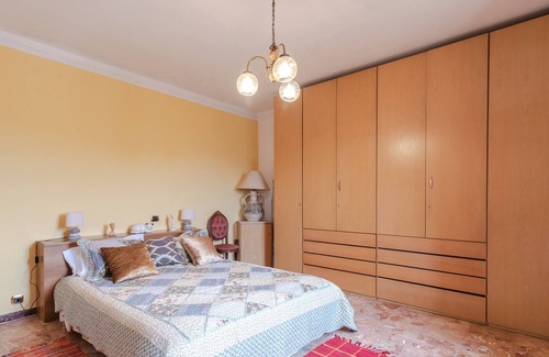 Santa Reparata House | Holiday Home 'Casa Girasole' with Terrace & Wi-Fi