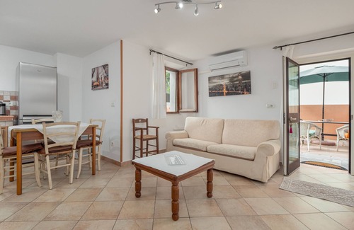 Golfo Aranci House | Holiday Home 'Casa Bice 2' close to the Sea with Garden & Wi-Fi
