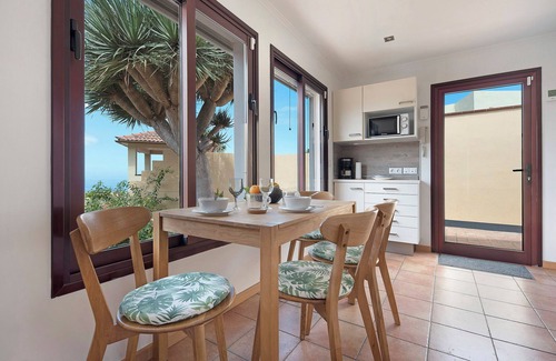 Las Cuevas House | Holiday Home Casa Luz de Luna with Sea View, Terrace & Wi-Fi