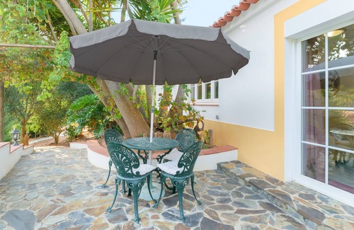 Baiona House | Holiday Home 'Casa Lago - Selão Da Eira' with Lake View, Shared Pool and Wi-Fi