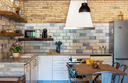 Deltebre House | Holiday Home "Casa Rural Mestre" with Shared Outdoor Pool, A/C and Wi-Fi
