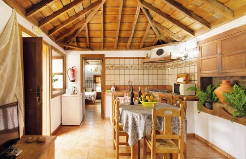 Arecida House | Holiday Home 'Casa Rural Ciso' with Sea View, Private Garden and Wi-Fi