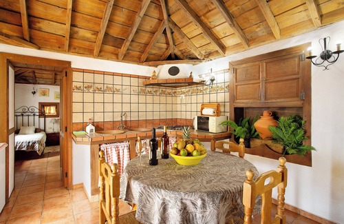 Arecida House | Holiday Home 'Casa Rural Ciso' with Sea View, Private Garden and Wi-Fi