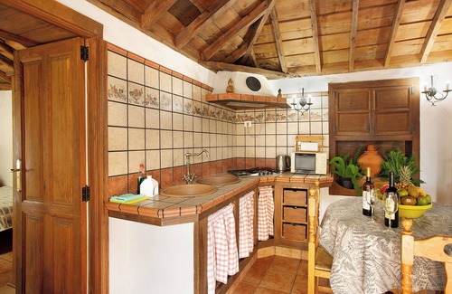 Arecida House | Holiday Home 'Casa Rural Ciso' with Sea View, Private Garden and Wi-Fi