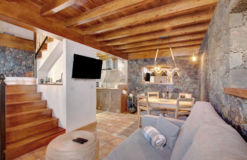 Tigaday House | Holiday Home Casa Tía Eulalia with Sea View, Solarium & Wi-Fi